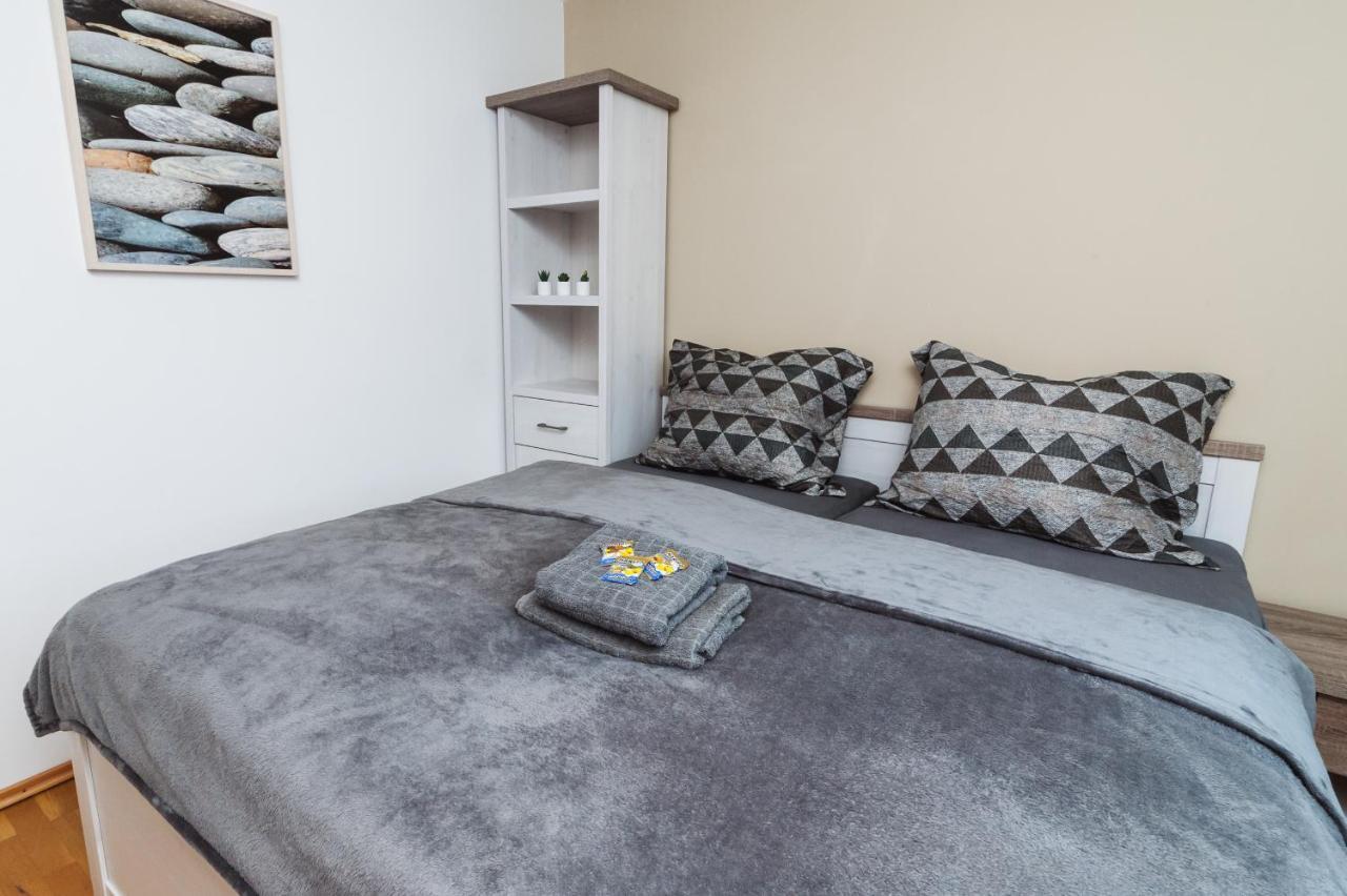 Vila Viktoria - Apartman Viktoria 2 รูชอมแบรอค ภายนอก รูปภาพ